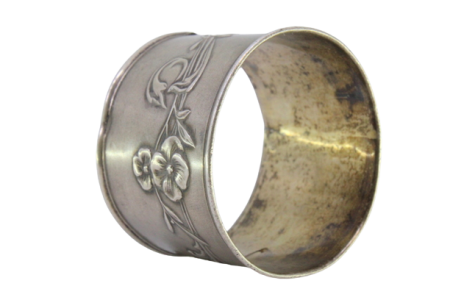 Argola de guardanapo em prata com motivos florais relevados  e friso na envolvência.